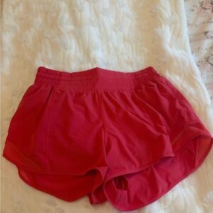 lululemon hotty hot 2.5 inch high rise shorts in lip gloss